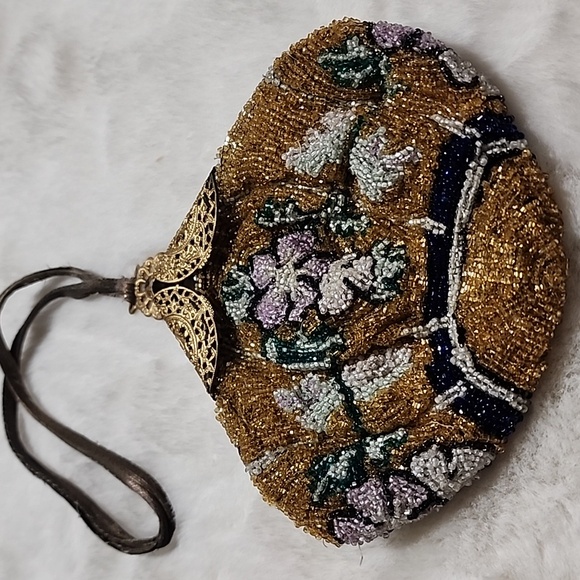 VINTAGE BEADED HANDBAG Handbags - VINTAGE BEADED HAND BAG.